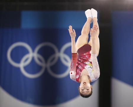 ２０２１年７月、東京五輪のトランポリン女子予選で演技する森ひかる＝有明体操競技場（共同）