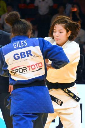 女子５２キロ級決勝　英国選手（左）と対戦する阿部詩＝アンタルヤ（共同）