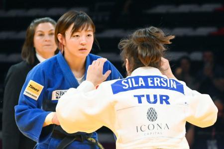 女子４８キロ級決勝　トルコ選手（手前）と対戦する角田夏実＝アンタルヤ（共同）