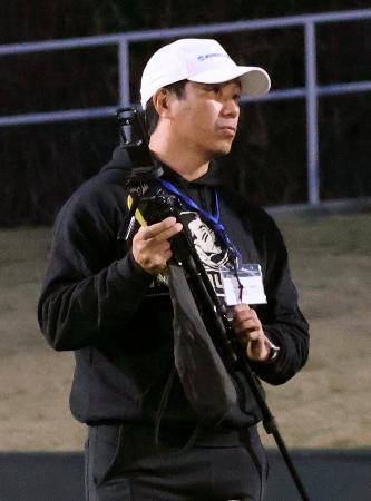フラッグフットボール日本選手権を視察した男子日本代表の岩井歩監督＝川崎市（共同）