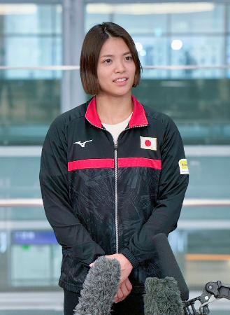 羽田空港で取材に応じる柔道女子５２キロ級の阿部詩＝１日（共同）