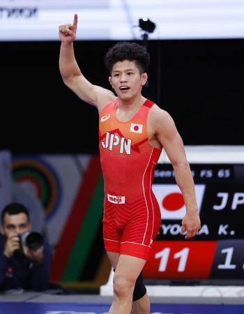 男子フリー６５キロ級準決勝で中国選手に勝利し、五輪出場枠を獲得した清岡幸大郎＝ビシケク（共同）