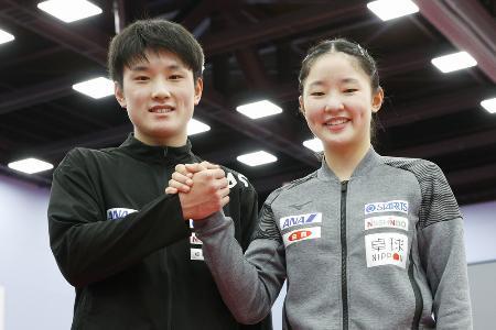 ポーズをとる張本智和（左）と張本美和＝２月、味の素ナショナルトレーニングセンター（共同）