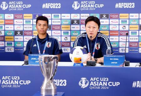 ウズベキスタン戦を前に記者会見する大岩監督。左は藤田＝２日、ドーハ（共同）