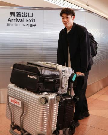 イタリアから帰国したバレーボール男子日本代表の石川祐希＝３日、羽田空港（共同）