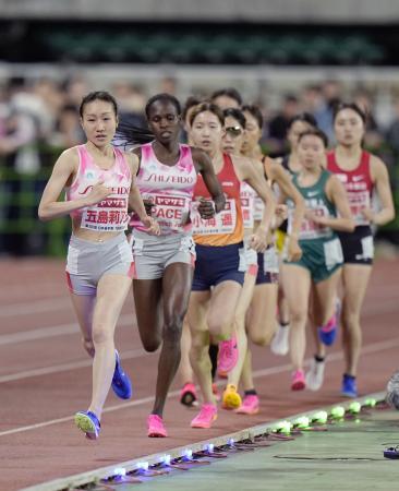 女子１万メートル　力走する五島莉乃（先頭）＝静岡スタジアム（共同）