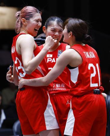 女子１次リーグでドイツに勝利し、喜ぶ日本の選手たち。左から中田、宮下、高田＝宇都宮市（共同）