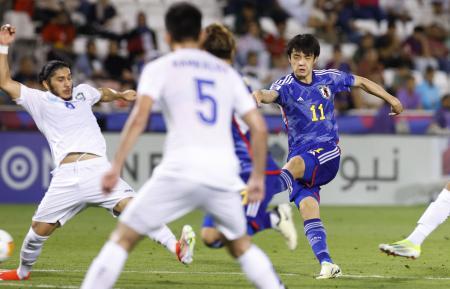 日本―ウズベキスタン　試合終了間際、決勝ゴールを決める山田楓（右）＝ドーハ（共同）