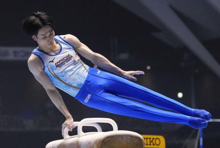 男子個人総合　萱和磨のあん馬＝高崎アリーナ（共同）