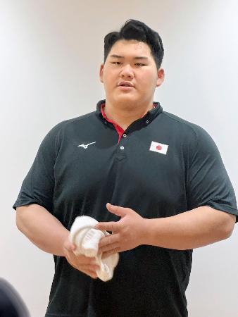 優勝したグランドスラム・カザフスタン大会から羽田空港に帰国し、取材に応じる柔道男子１００キロ超級の斉藤立＝１７日（共同）