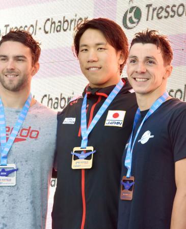 男子２００メートル自由形を制し、表彰式で笑顔の松元克央（中央）＝カネ（共同）