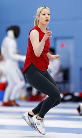 パリ五輪のフェンシング日本代表の練習に参加する女子サーブルの江村美咲＝東京都北区の味の素ナショナルトレーニングセンター（共同）