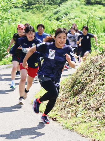 先頭で「金メダル坂」を駆け上がるレスリング女子日本代表の須崎優衣＝新潟県十日町市（共同）