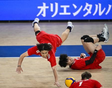 日本―ポーランド　第１セット、ボールに飛びつく大宅（左）＝北九州市西日本総合展示場（共同）