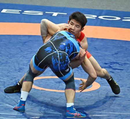 男子フリースタイル８６キロ級の３位決定戦でカザフスタン選手と対戦する石黒隼士（奥）＝ブダペスト（共同）
