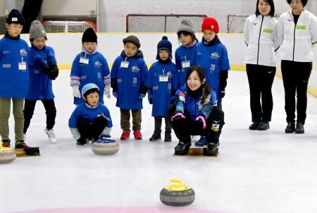 小学生を対象としたカーリング教室で指導するロコ・ソラーレの藤沢五月（手前右）＝横浜市（共同）