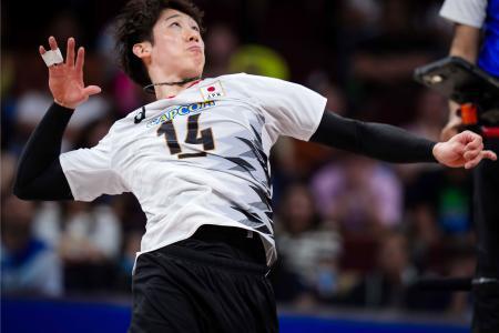 １次リーグのフランス戦でプレーする石川＝マニラ（Ｖｏｌｌｅｙｂａｌｌ　Ｗｏｒｌｄ提供・共同）