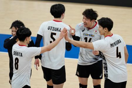 バレーボールのネーションズリーグで、フランスと対戦した日本＝２２日、マニラ（ＡＰ＝共同）