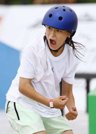 男子ストリート準決勝　着地しガッツポーズする小野寺吟雲＝ブダペスト（共同）