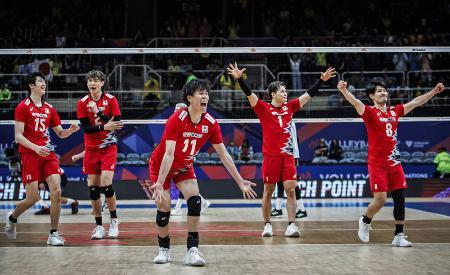 バレーボールのネーションズリーグ男子の１次リーグ、アルゼンチン戦で喜ぶ日本の選手たち＝５月２１日、リオデジャネイロ（Ｖｏｌｌｅｙｂａｌｌ　Ｗｏｒｌｄ提供・共同）