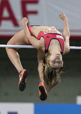 女子走り高跳びで１メートル８７をクリアし、３連覇した高橋渚＝デンカビッグスワンスタジアム