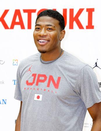 報道陣の取材に応じる、パリ五輪のバスケットボール男子日本代表候補の八村＝２９日、東京都内（共同）