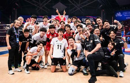 スロベニアに勝利し、決勝進出を決めた日本の選手ら＝ウッジ（Ｖｏｌｌｅｙｂａｌｌ　Ｗｏｒｌｄ提供・共同）