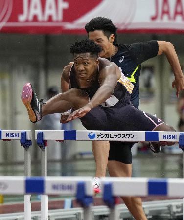 男子１１０メートル障害で１３秒０７をマークして優勝し、パリ五輪代表に決まった村竹ラシッド＝デンカビッグスワンスタジアム