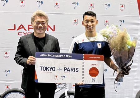 記者会見で記念撮影に応じる自転車ＢＭＸの中村輪夢（右）＝１日、東京都内