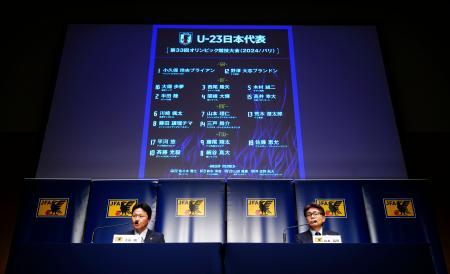 パリ五輪に臨むサッカー男子Ｕ―２３日本代表メンバーを発表し、記者の質問に答える大岩監督。右は日本サッカー協会の山本ナショナルチームダイレクター＝３日、東京都内