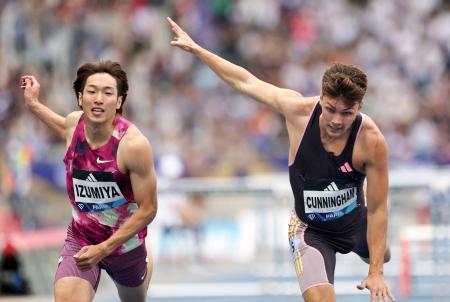 男子１１０ｍ障害予選２組で走る泉谷駿介（左）＝パリ（ロイター＝共同）
