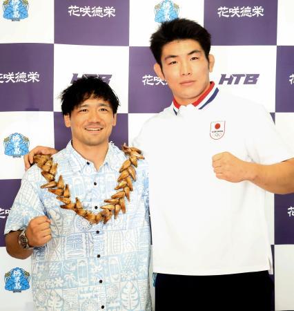 花咲徳栄高での壮行会に出席した、パリ五輪のレスリング男子フリースタイル８６キロ級代表の石黒隼士（右）と同６５キロ級サモア代表の赤沢岳＝８日、埼玉県加須市