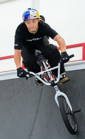 練習を公開した、ＢＭＸフリースタイル・パークでパリ五輪男子代表の中村輪夢＝京都府宇治市