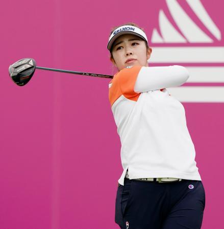 第２ラウンド、ティーショットを放つ山下美夢有＝エビアン・リゾートＧＣ（共同）