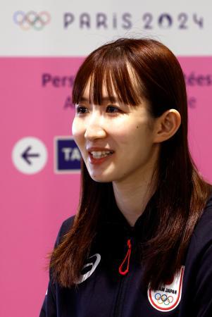 シャルル・ドゴール空港に到着し、取材に応じるパリ五輪卓球女子日本代表の早田ひな＝１８日、パリ郊外（共同）