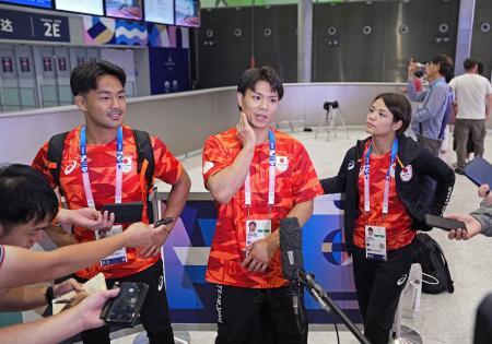 パリ近郊のシャルル・ドゴール空港に到着し、取材に応じる柔道日本代表の（左から）橋本壮市、阿部一二三、阿部詩＝２３日（共同）
