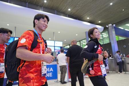 パリ近郊のシャルル・ドゴール空港に到着した、柔道日本代表の阿部一二三（手前左）と阿部詩（同右）＝２３日（共同）