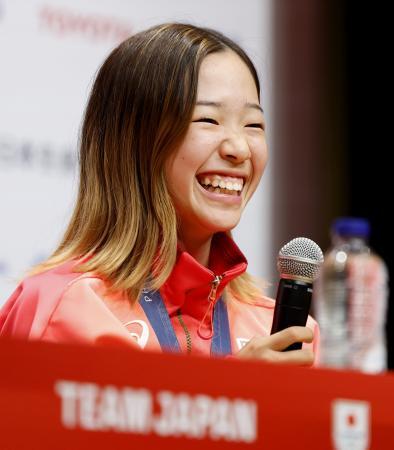 スケートボード女子ストリートで金メダルを獲得し、笑顔で記者会見する吉沢恋＝２９日、パリ（共同）
