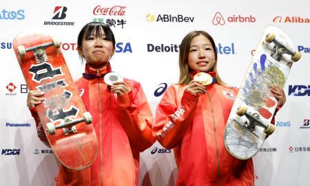 記者会見で撮影に応じるスケートボード女子ストリートで金メダルを獲得した吉沢恋（右）と銀メダルの赤間凜音＝２９日、パリ（共同）