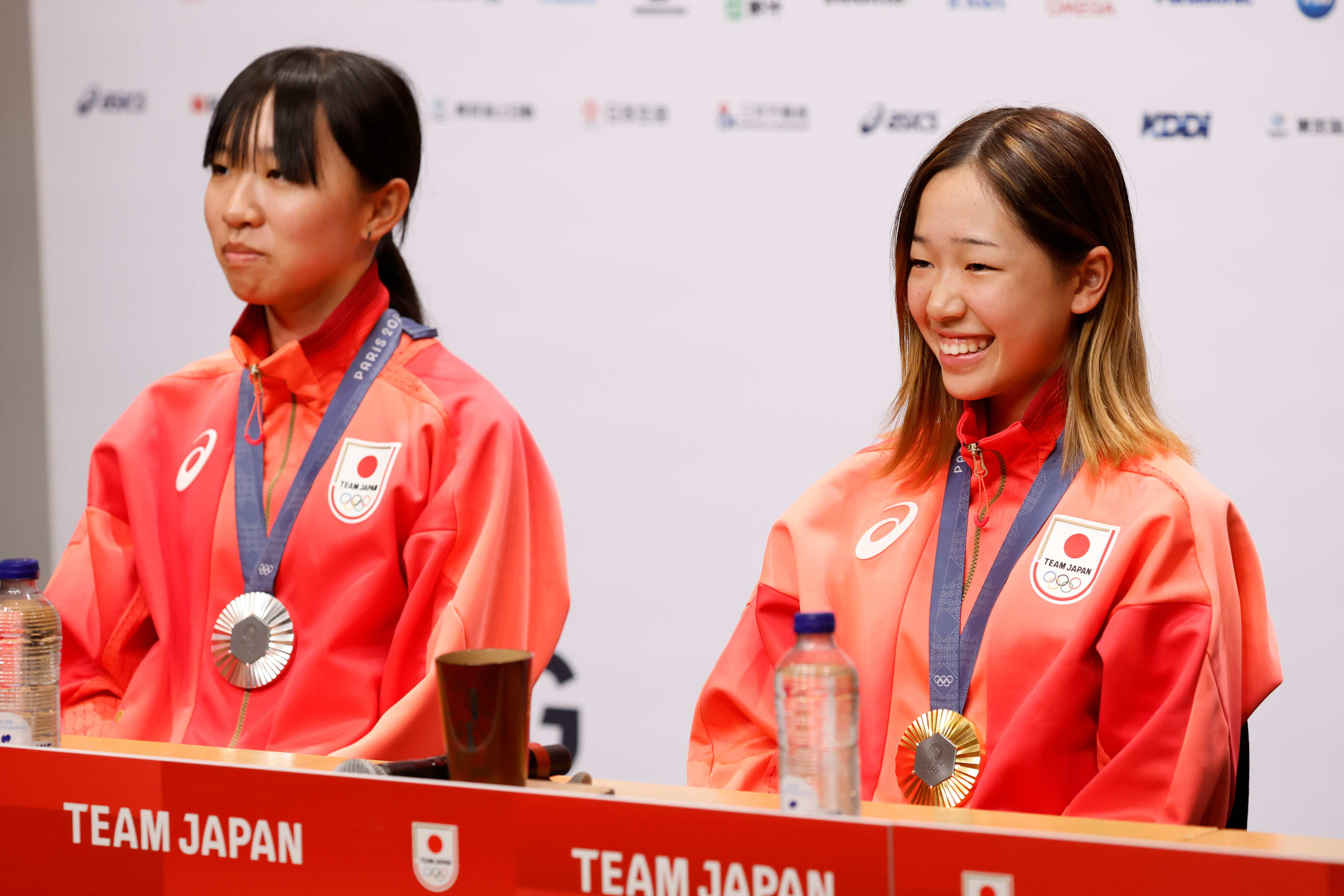メダル獲得の心境を語る赤間凛音選手（左）、吉沢恋選手（右）（写真：フォートキシモト）