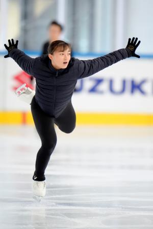 公開練習で調整する坂本花織＝イタリア北部バレーゼ（共同）