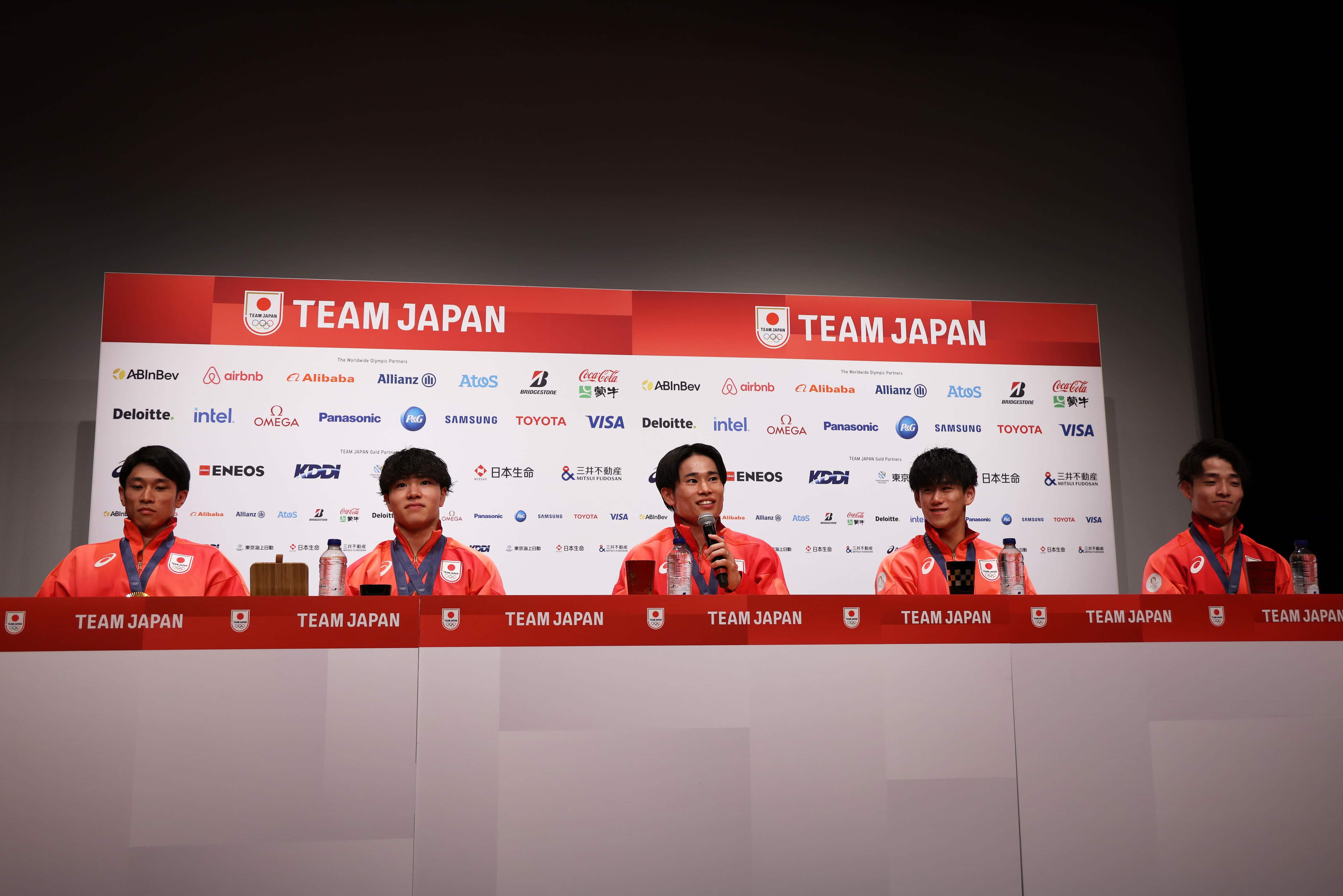 メダル獲得の心境を語る右から杉野選手、橋本選手、萱選手、岡選手、谷川選手（写真：アフロスポーツ）