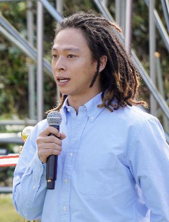 新潟県村上市に新設された練習施設の式典で、あいさつするスノーボード男子ハーフパイプの平野歩夢＝１４日（共同）