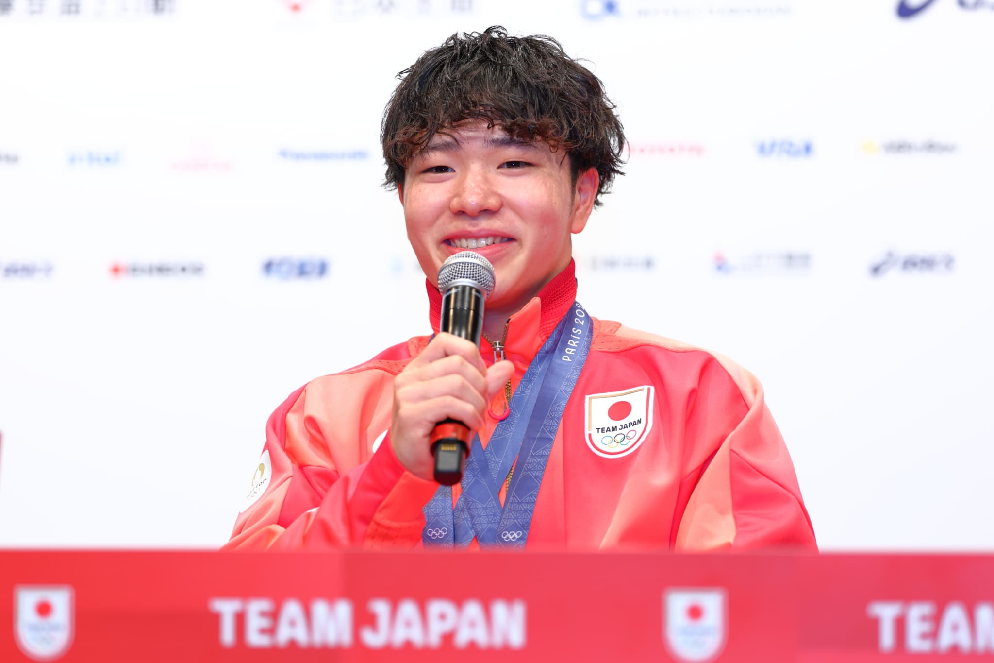 メダル獲得の心境を語る岡慎之助選手（写真：西村尚己／アフロスポーツ）