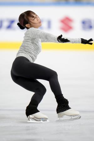 フィギュア強化合宿の公開練習で調整する三原舞依＝８月、イタリア北部バレーゼ（共同）