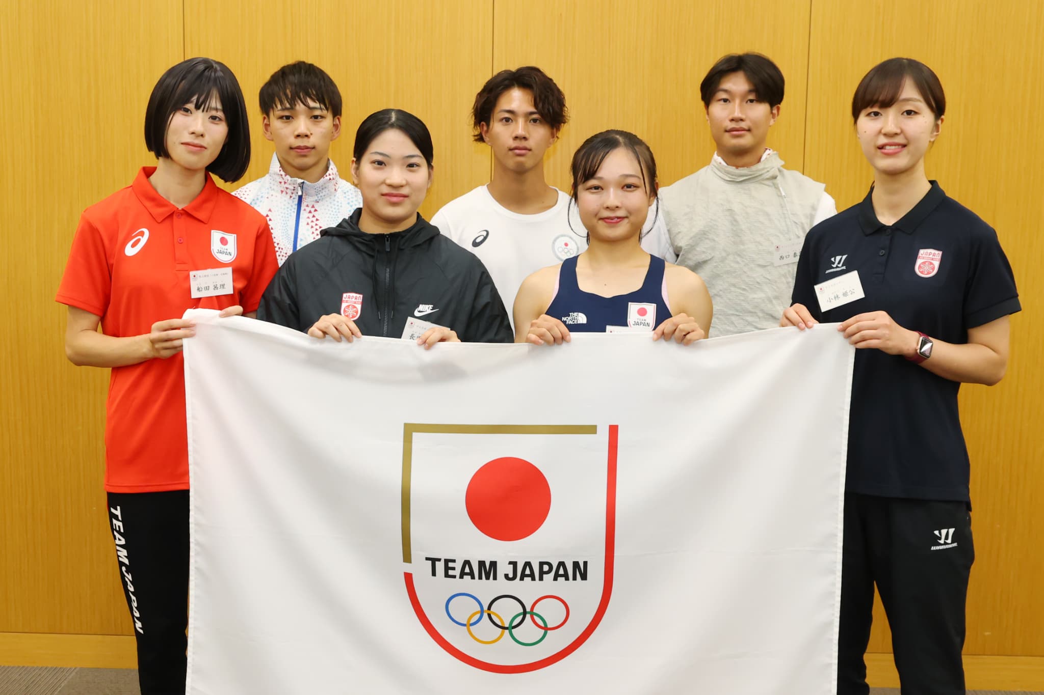 登壇してプレゼンを行った7選手（写真：アフロスポーツ）