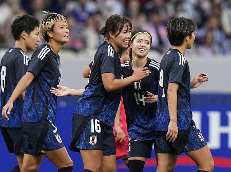 日本―韓国　後半、チーム４点目のゴールを決め、祝福される谷川（中央）＝国立競技場（共同）
