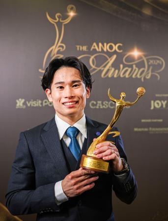 ＡＮＯＣの年間表彰式で、パリ五輪の個人競技の男子最優秀チーム賞を体操日本代表が受賞し、トロフィーを手にする萱和磨＝３０日、ポルトガル・エストリル（ＡＮＯＣ提供・共同）