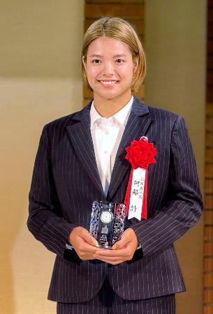 服部真二賞の授賞式に出席した阿部詩＝１日、東京都千代田区