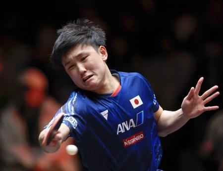 男子シングルス１回戦　中国の梁靖崑と対戦する張本智和＝北九州市立総合体育館